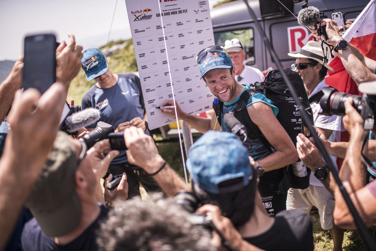 Chrigel Maurer (SUI1) putting his name on the final signboard in Monaco. © Sebastian Marko / zooom